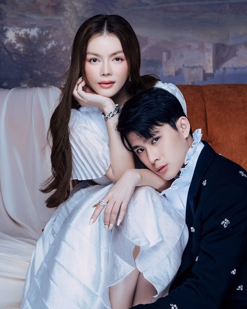 Dù chênh lệch tuổi tác và lần đầu làm việc chung, cặp đôi Lý Nhã Kỳ - Hoàng Trung vẫn thể hiện được sự ăn ý ở cả những cảnh thân mật, nắm tay tình tứ...