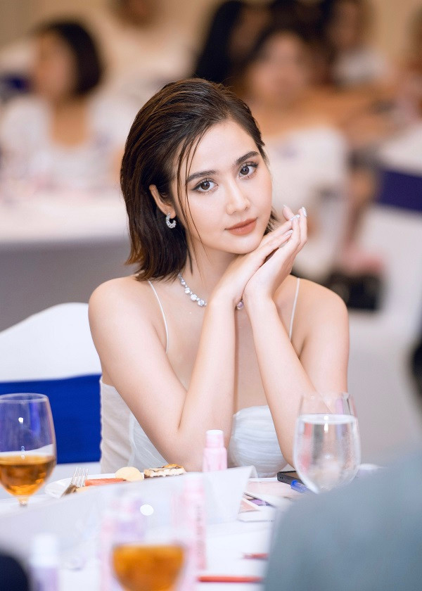 Sau khi “Thương ngày nắng về” kết thúc, Phan Minh Huyền dường như càng đắt show dự sự kiện, quảng cáo hơn.