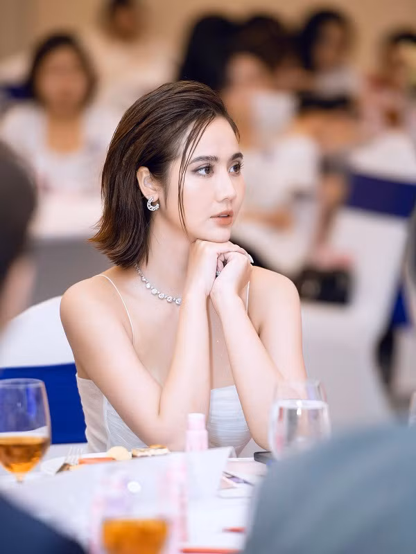 Vai diễn Vân Trang trong “Thương ngày nắng về” đã giúp Phan Minh Huyền thay đổi cuộc sống. Cô đã khẳng định vị trí của một diễn viên có thực lực, đã đến thì sẽ luôn ở lại trong lòng khán giả.