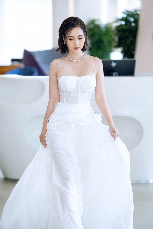 Xuất hiện trong sự kiện mới đây, nữ diễn viên "Thương ngày nắng về" ghi điểm với đầm trắng tinh khôi.