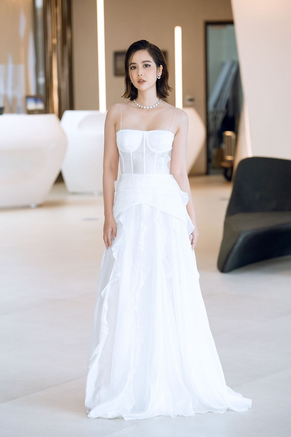 Nữ diễn viên thường diện những thiết kế nhẹ nhàng, màu sắc nhã nhặn.