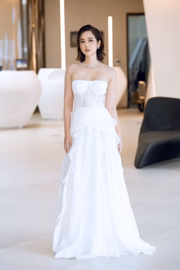 Nữ diễn viên thường diện những thiết kế nhẹ nhàng, màu sắc nhã nhặn.