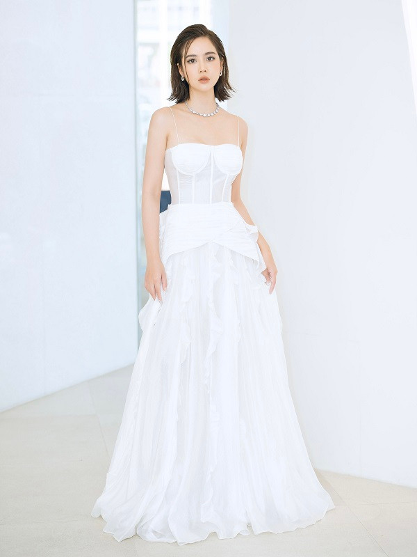 Dáng váy dài, yểu điệu mang hơi hướng cổ điển giúp tôn vẻ đẹp mong manh, nữ tính của Huyền Lizzie.