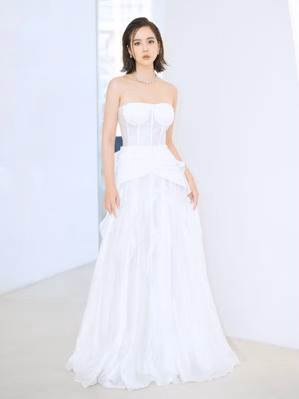 Dáng váy dài, yểu điệu mang hơi hướng cổ điển giúp tôn vẻ đẹp mong manh, nữ tính của Huyền Lizzie.