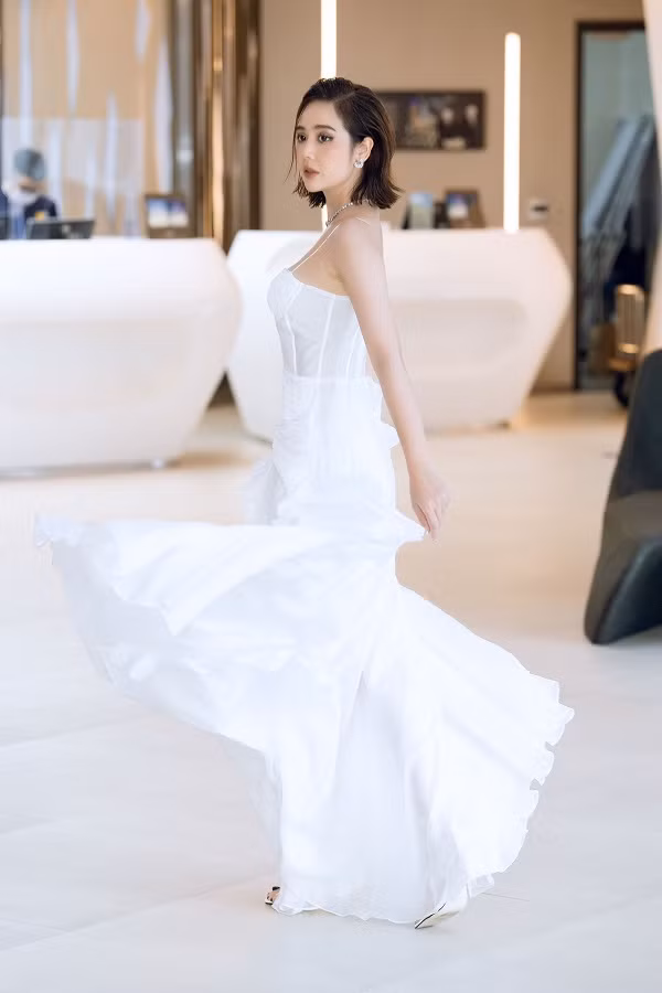 Huyen Lizzie khoe nhan sac van nguoi me voi dam trang tinh khoi