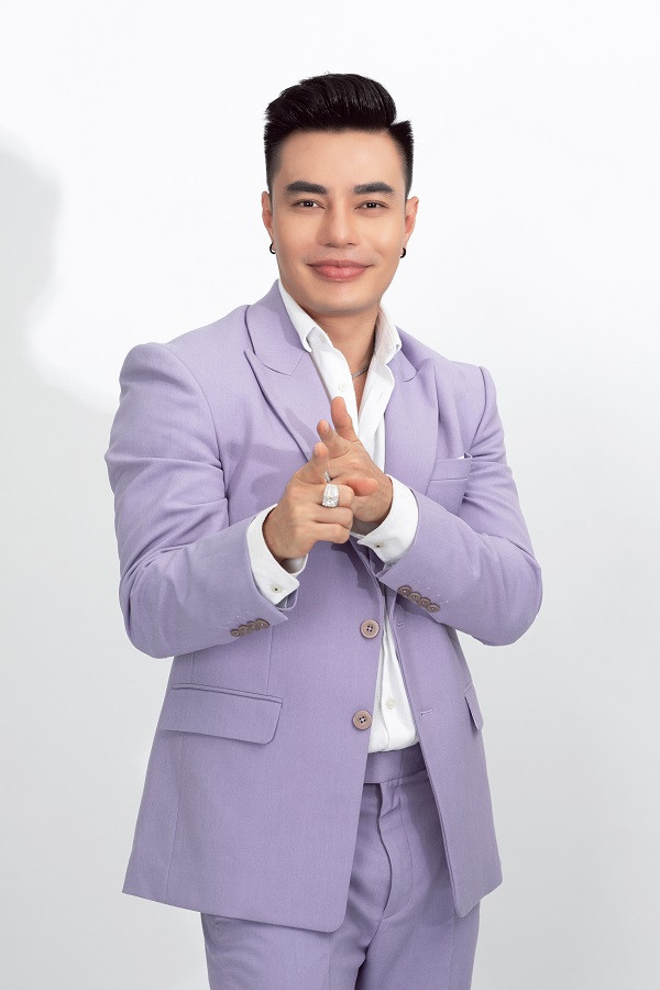 Lý Nhã Kỳ và Lê Dương Bảo Lâm có mối quan hệ thân thiết vài năm trở lại đây. Tính cách thẳng thắn, hài hước của "thánh livestream" khiến cho mỹ nhân 8X nhanh chóng mở lòng sau đôi lần gặp gỡ.