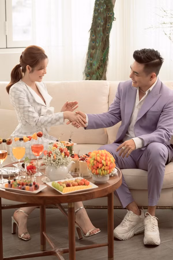 Nghe đến đây, Lê Dương Bảo Lâm cười phá lên khoái chí. Vì điều kiện là đợi chị sui đẻ được 2 đứa con trai, "thánh livestream" liên tục hối thúc Lý Nhã Kỳ nhanh chóng sinh con.