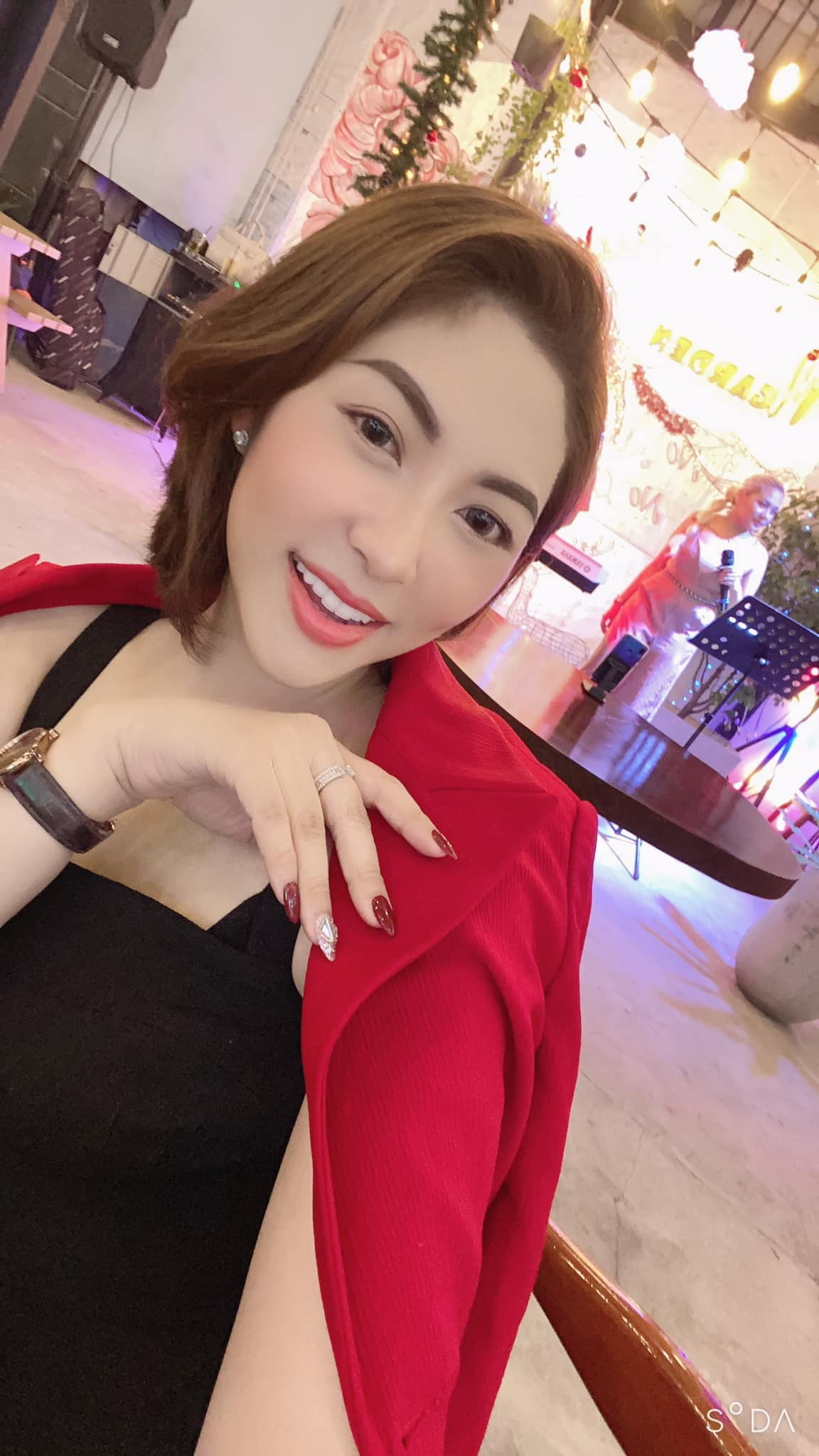 Người đẹp chia sẻ: "Với mẹ đơn thân, dù sóng gió có ở ngay trên đầu cũng phải ôm chặt lấy con để vượt qua chứ chẳng có bờ vai nào để dựa vào, để chở che. Mạnh mẽ, độc lập, yêu thương chính mình phụ nữ nhé".