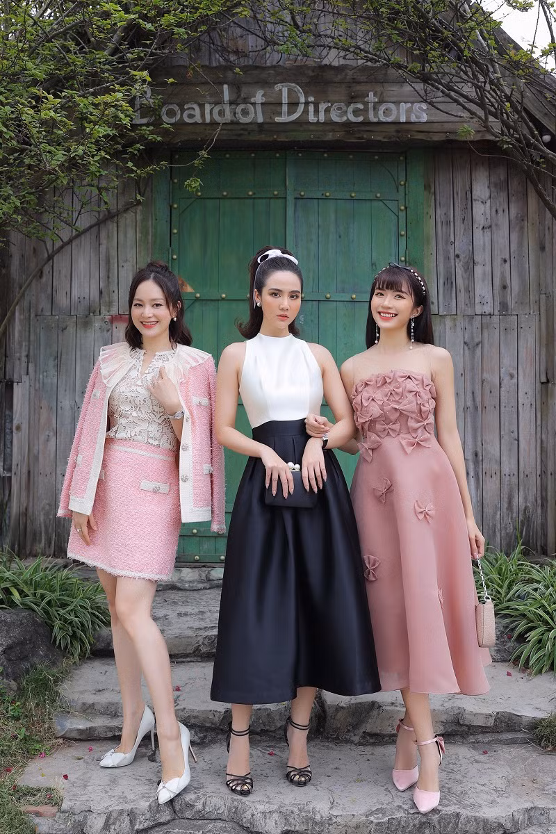 3 chị em xinh đẹp của "Thương ngày nắng về": Vân Khánh (Lan Phương), Vân Vân (Ngọc Huyền), Vân Trang (Phan Minh Huyền) đọ sắc trong một khung hình.