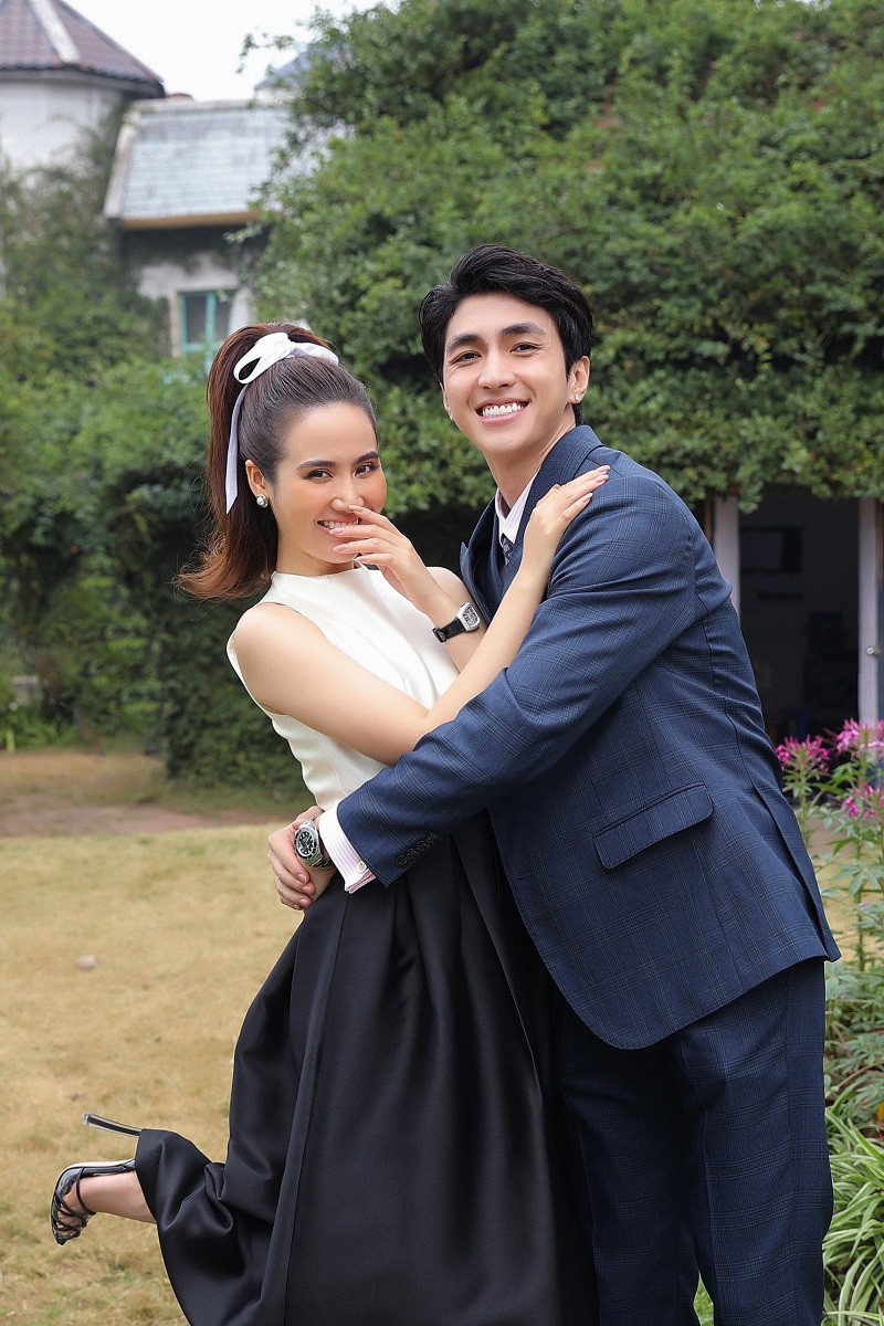 Phan Minh Huyền vui vẻ chụp ảnh cùng diễn viên Bình An.