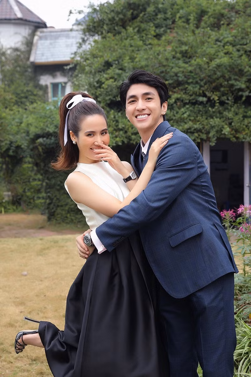 Phan Minh Huyền vui vẻ chụp ảnh cùng diễn viên Bình An.