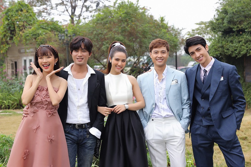 Cũng chính với phim này, Phan Minh Huyền quyết định sử dụng tên thật cho các hoạt động nghệ thuật sau này thay vì nghệ danh Huyền Lizzie mà khán giả đã quen thuộc. Điều này thể hiện quyết tâm của nữ diễn viên sẽ phấn đấu cống hiến nhiều hơn, quyết liệt hơn cho sự nghiệp diễn xuất trong tương lai.