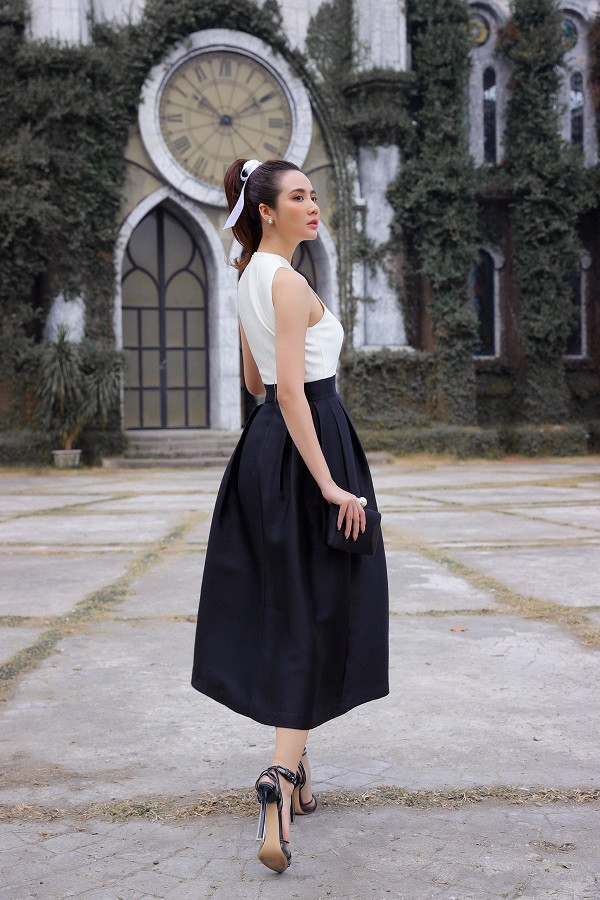 Xuất hiện tại sự kiện, Phan Minh Huyền ghi điểm với phong cách thời trang cổ điển. Nữ diễn viên cột tóc cao với điểm nhấn là nơ thắt duyên dáng, diện chiếc váy đen - trắng chiết eo, có tùng váy xoè nhẹ.