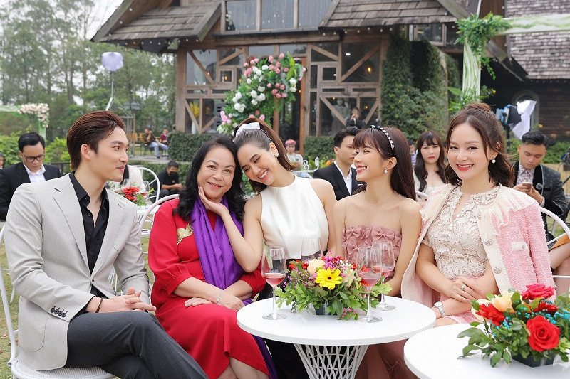 Cùng nhau sớm khuya trên phim trường “Thương ngày nắng về”, các diễn viên đã thực sự coi nhau như người một nhà.