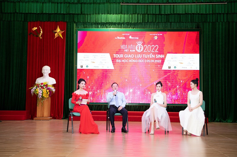 Tại buổi tuyển sinh đầu tiên, Đại diện BTC Hoa hậu Việt Nam 2022 là ông Lê Xuân Sơn - Trưởng Ban tổ chức và ông Vũ Tiến - Phó Trưởng ban tổ chức cũng đã có mặt để chia sẻ cũng như giải đáp những thắc mắc đến các bạn sinh viên.