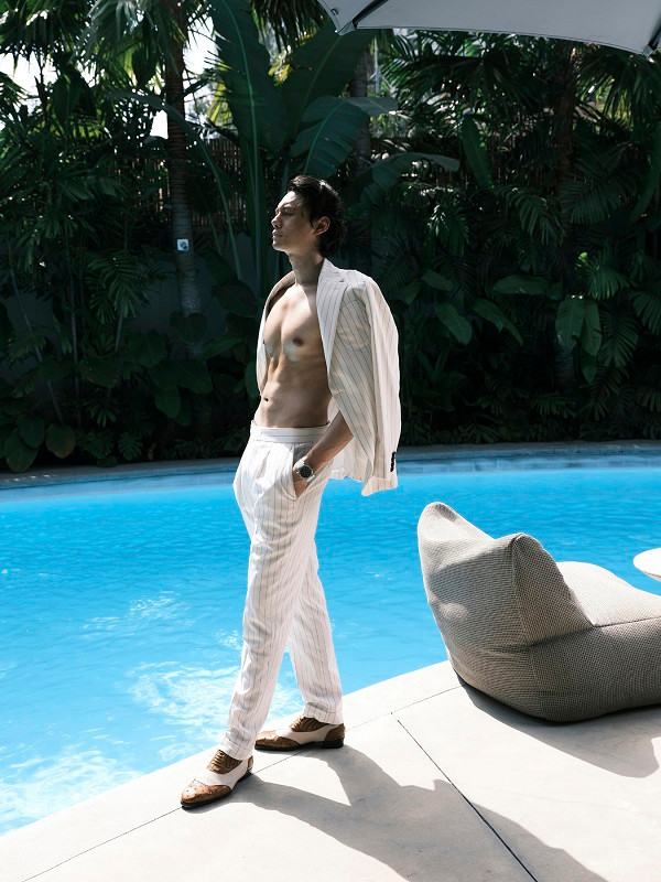 Đặc biệt trong bộ ảnh này, Nguyễn Anh Dũng gây bất ngờ khi khoe hình thể vạm vỡ, cơ bụng 6 múi.