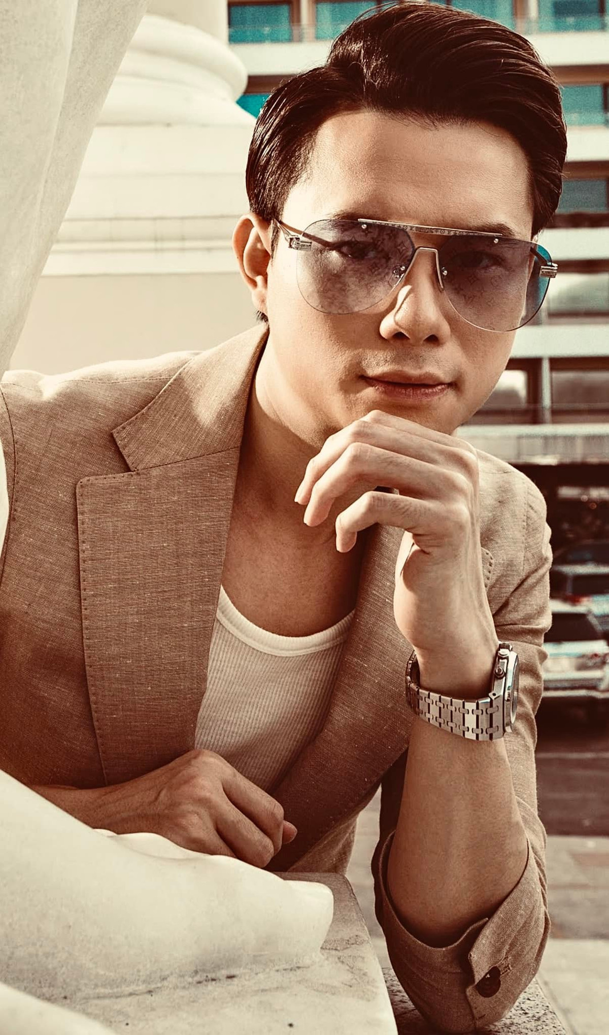 "... Nhưng cá nhân tôi cũng không phải mẫu người lao vào tập luyện bất chấp, phải ăn uống quá khắt khe để đạt được mục đích đâu. Tôi nghĩ rằng điều quan trọng nhất là mình phải tự hiểu được cơ thể của mình. Sau đó kết hợp mọi yếu tố thật hài hòa thì sẽ có được một kết quả như ý muốn”, nam diễn viên bày tỏ.