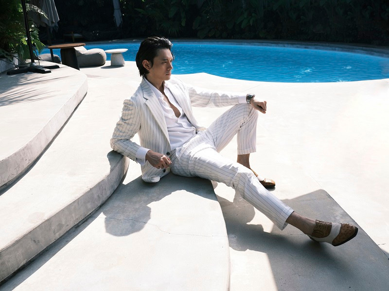  Diễn viên Anh Dũng vừa thực hiện bộ ảnh kỷ niệm nhân dịp đón năm mới 2022. Nam diễn viên hướng tới hình tượng nam tính khi để kiểu tóc lãng tử kết hợp gu ăn vận lịch lãm.