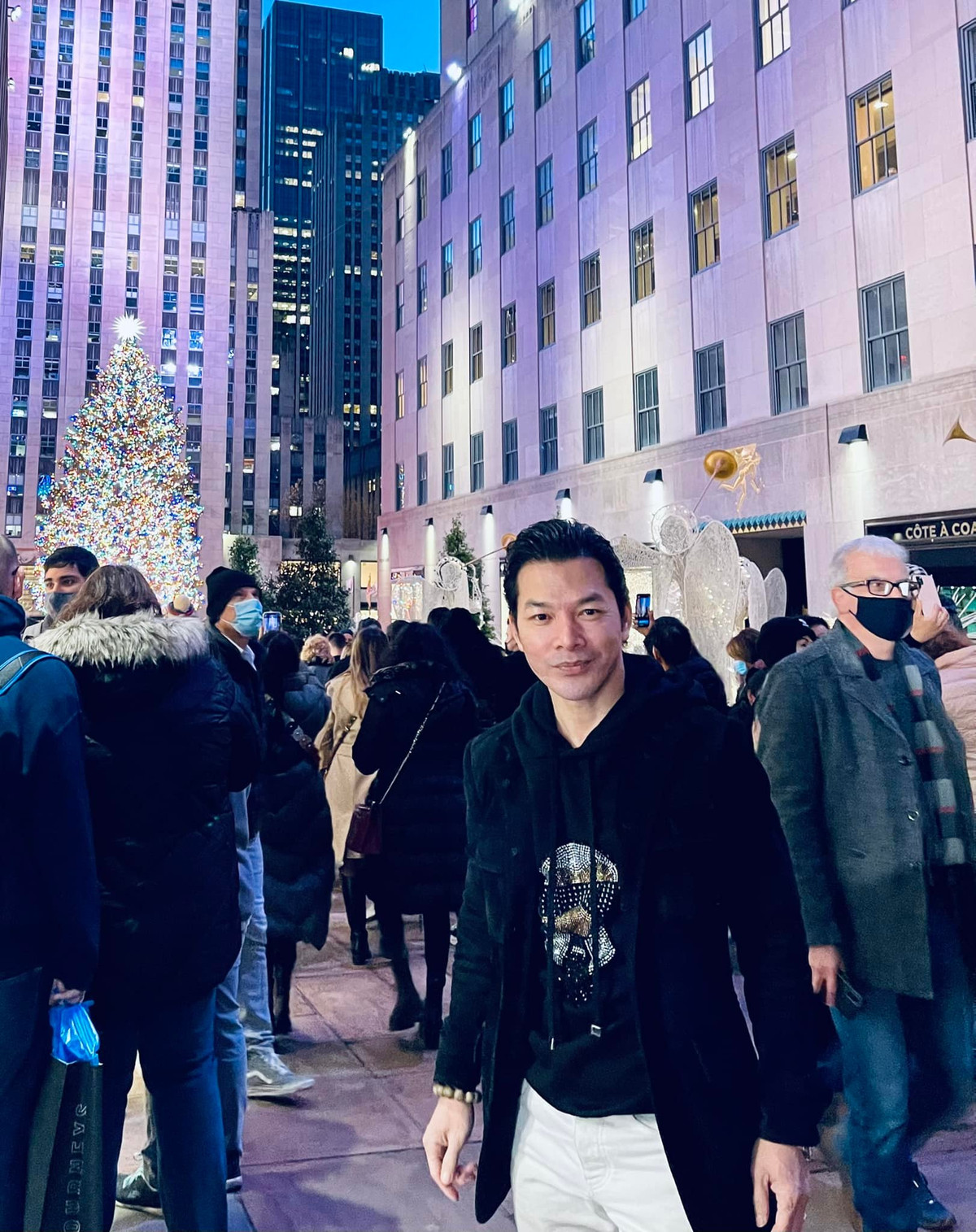 "So với California, nơi cộng đồng người Việt sống rất đông, dễ tìm các nhà hàng món Việt thì tại New York khó khăn hơn đôi chút. Biết chắc mọi người sẽ thèm món ăn quê hương nên tôi bày kế hoạch đi ăn món Việt ngay khi đến New York”, Trần Bảo Sơn chia sẻ.