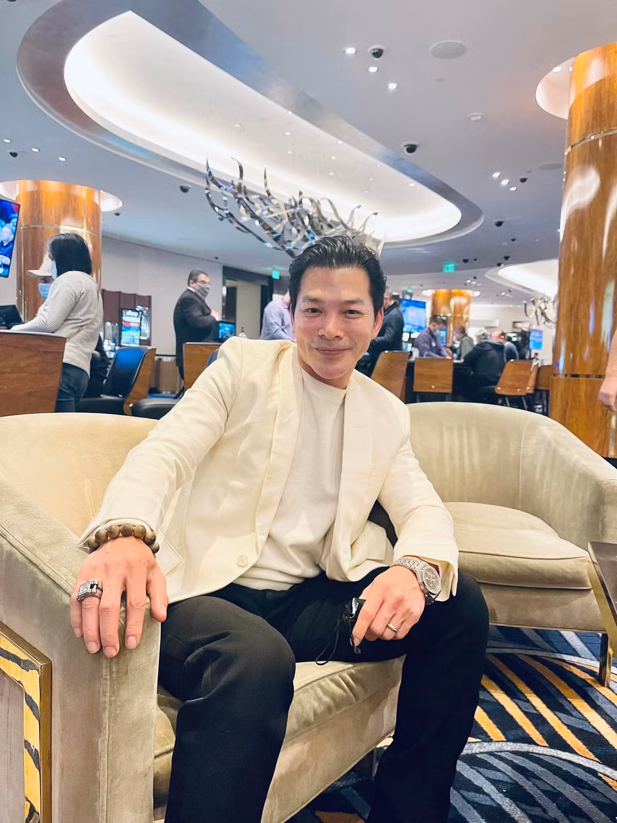 Nam diễn viên chia sẻ: “Hay tin người thân, bạn bè đến Mỹ, tôi vui lắm. Hơn nửa năm sống ở New York chỉ có thể kết nối, hỏi thăm mọi người từ xa. Khi được thấy tất cả bình an, khoẻ mạnh, đó là điều vui nhất trong thời điểm này".