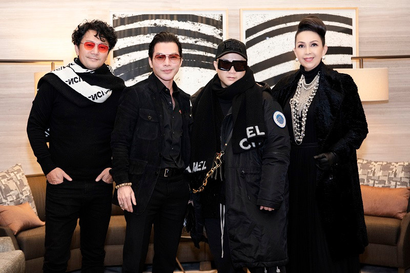 Trần Bảo Sơn cũng là gương mặt quen thuộc tham gia các show diễn của NTK họ Đỗ với tư cách khách mời VIP.