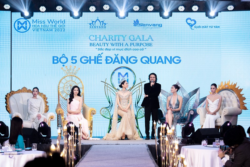 Ngoài chiếc vương miện danh giá của Mai Phương, 5 chiếc ghế đăng quang của các hoa hậu Đỗ Mỹ Linh, Tiểu Vy, Lương Thùy Linh, Đỗ Hà, Mai Phương cũng được đấu giá thành công với tổng giá trị 2 tỷ đồng.