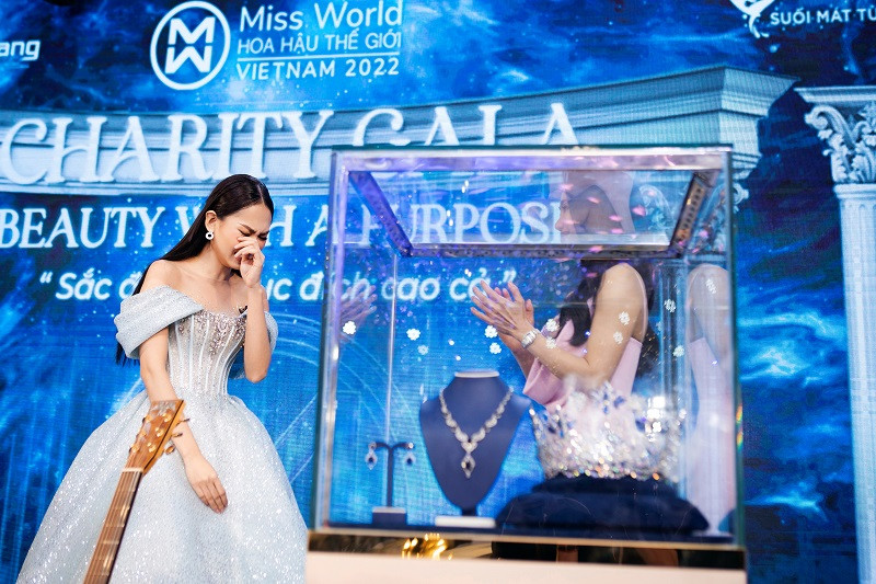 May mắn, chiếc vương miện “Ocean Lotus” của Mai Phương được một mạnh thường quân giấu tên đấu giá ở mức 3 tỷ.