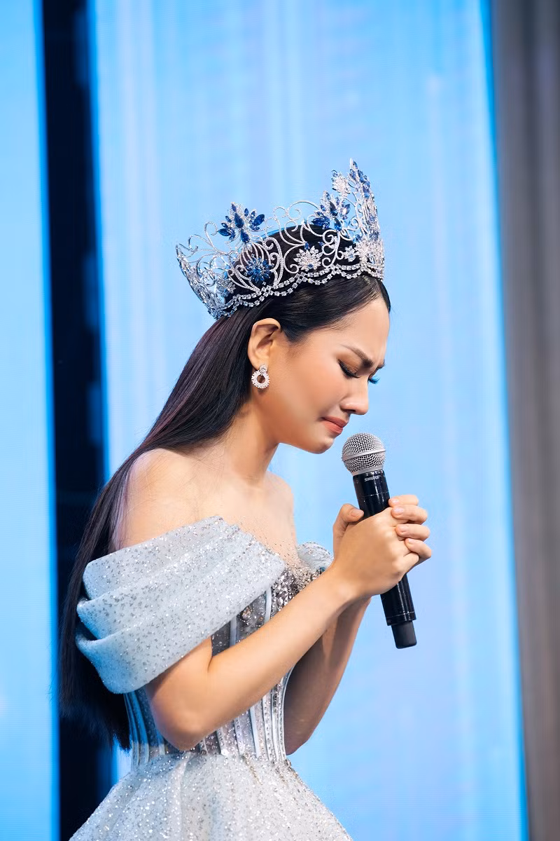 Đương kim Miss World Vietnam 2022 Huỳnh Nguyễn Mai Phương đã mang chiếc vương miện của mình đấu giá phục vụ mục đích nhân văn.