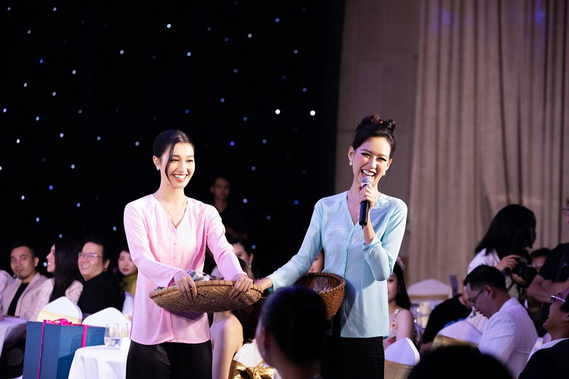 Ngoài ra, nhiều vật phẩm dặc biệt cũng được mang đi đấu giá như: Chiếc đầm final walk của Hoa hậu Lương Thùy Linh cùng những chiếc đầm của các hoa á hậu, hoa đăng quang của Đỗ Hà, những bộ trang sức đắt giá, cây đàn kỷ niệm của Mai Phương. Đáng chú ý, những món đặc sản như nem, bánh tét của Á hậu Phương Nhi và Á hậu Bảo Ngọc cũng xuất hiện trong buổi đấu giá khiến khán giả bất ngờ, thích thú.