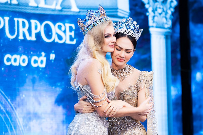 Đương kim Miss World 2022 Karolina Bielawska động viên Mai Phương trong buổi đấu giá làm từ thiện.