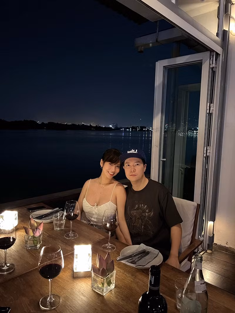 Mới đây, ca sĩ Lê Hiếu đăng tải bức ảnh kỳ niệm 3 năm cưới với bà xã Thu Trang. Cặp đôi đã có một bữa tối vô cùng lãng mạn bên nhau.