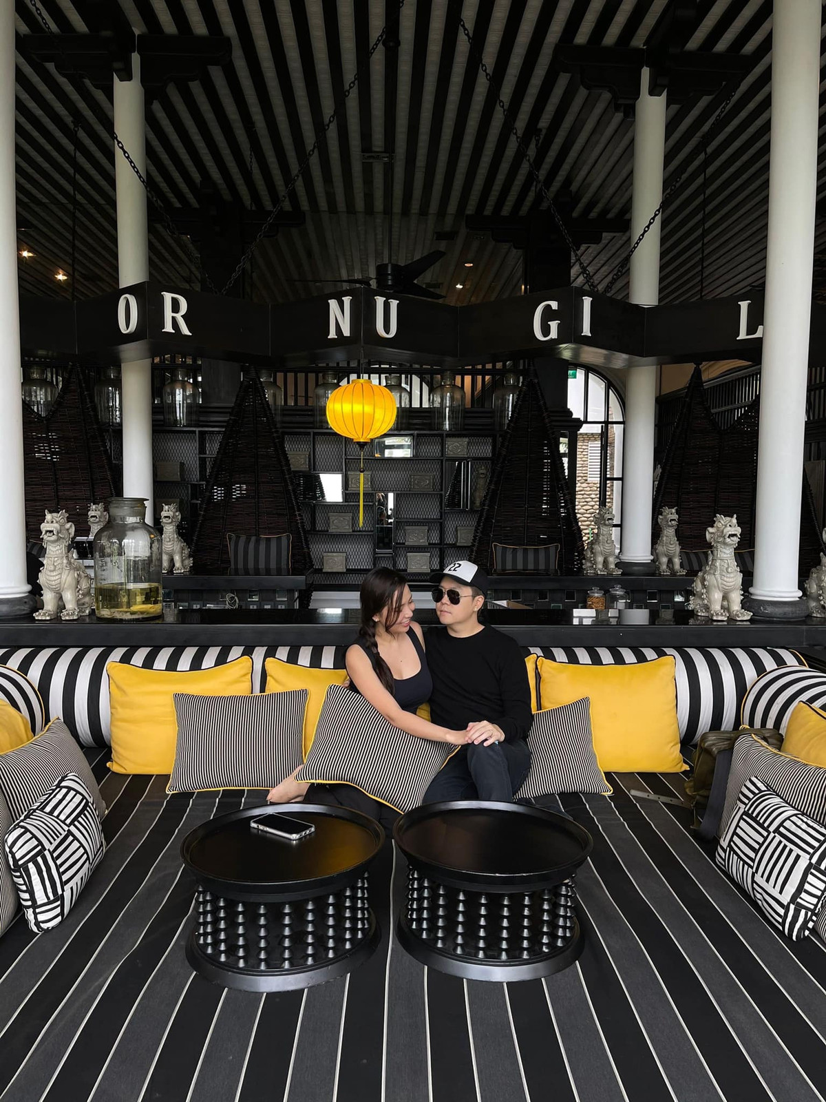 Từ khi lập gia đình, Lê Hiếu chỉn chu và thuận lợi trong công việc hơn. Anh cho biết, bà xã là người luôn tư vấn cho mình về trang phục, cách biểu diễn và giao lưu với khán giả.