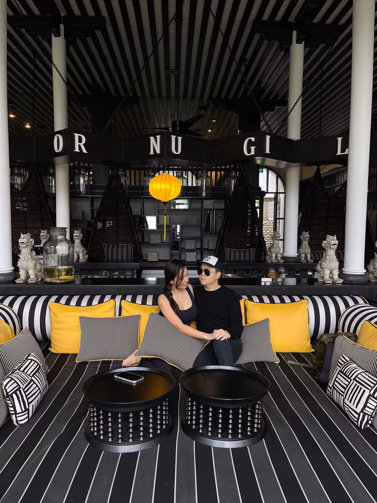 Từ khi lập gia đình, Lê Hiếu chỉn chu và thuận lợi trong công việc hơn. Anh cho biết, bà xã là người luôn tư vấn cho mình về trang phục, cách biểu diễn và giao lưu với khán giả.