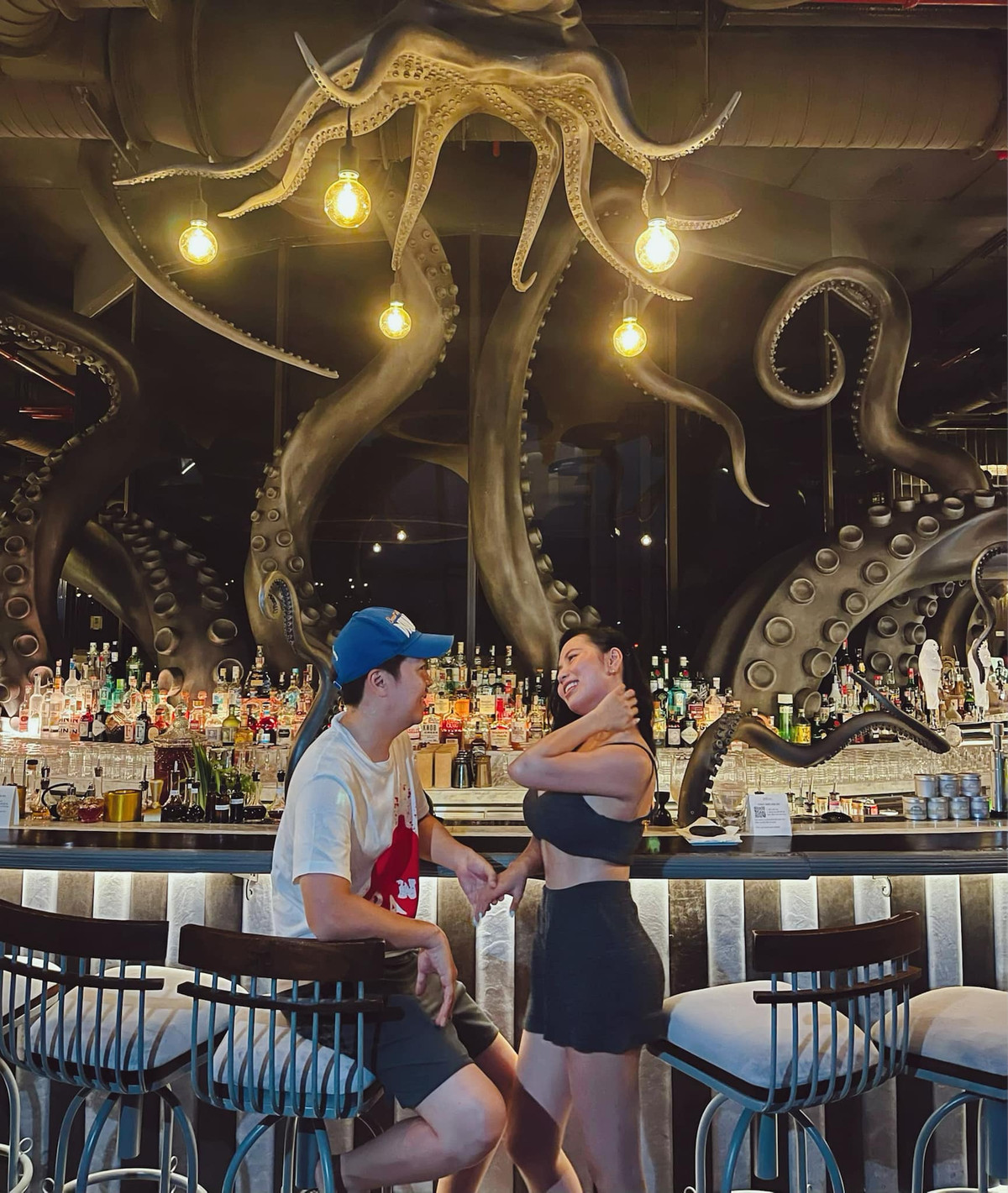 Đông đảo bạn bè, khán giả đã gửi lời chúc mừng, bày tỏ sự ngưỡng mộ trước tình cảm của cặp đôi.