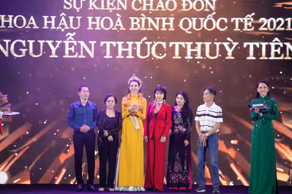 Vi sao me Thuy Tien lui thui di xe om ve mot minh?