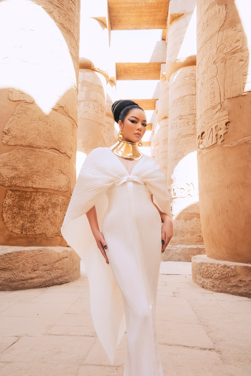 Trong các bộ ảnh, Lý Nhã Kỳ phô diễn vóc dáng nóng bỏng.