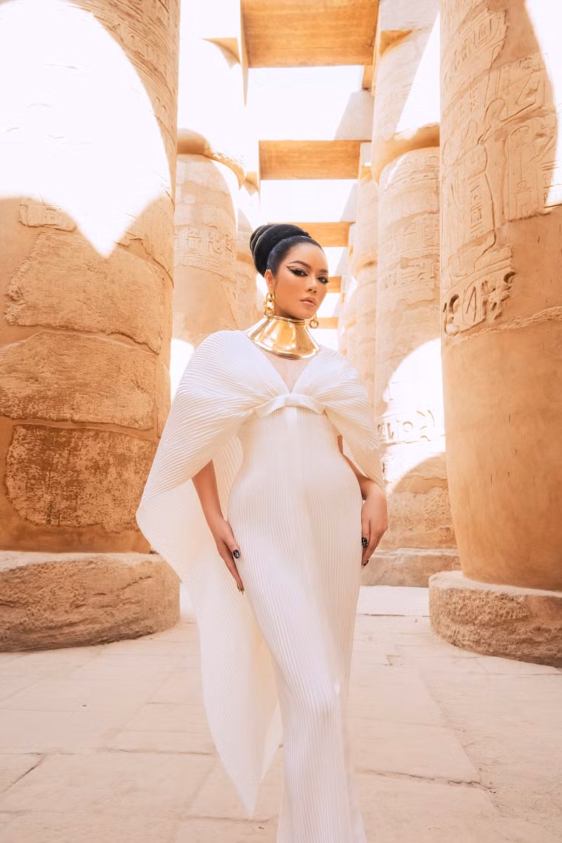 Trong các bộ ảnh, Lý Nhã Kỳ phô diễn vóc dáng nóng bỏng.