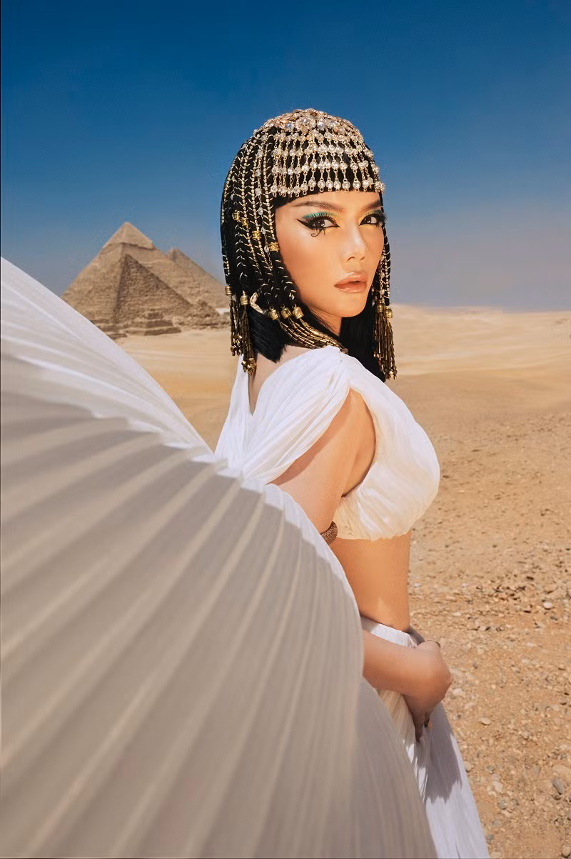 Lúc thì nữ diễn viên "Kiều nữ và đại gia" hóa thân cô gái mỏng manh, yếu đuối, khi thì cô trở thành người phụ nữ quyền lực, cá tính và mạnh mẽ.