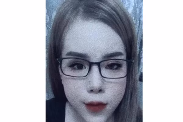 Bat co gai 19 tuoi mang lenh truy na