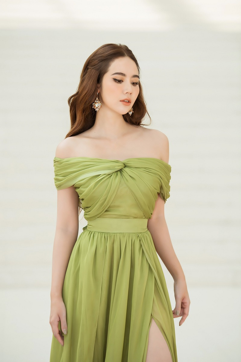 Tại sự kiện, Phan Minh Huyền gây chú ý khi chia sẻ về việc chăm sóc da và sắc vóc của mình.