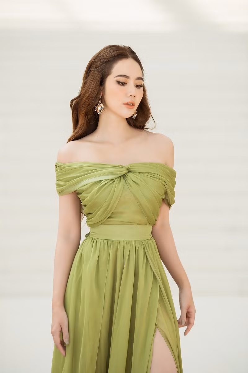 Tại sự kiện, Phan Minh Huyền gây chú ý khi chia sẻ về việc chăm sóc da và sắc vóc của mình.