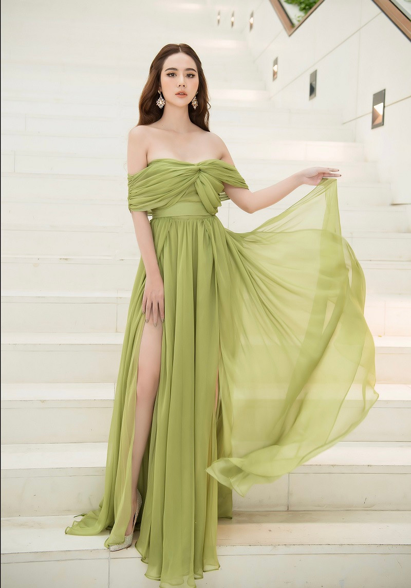 Chiếc váy trễ vai giúp nữ diễn viên "Thương ngày nắng về" khoe trọn bờ vai trần quyến rũ. Phần cắt xẻ ở thân váy còn giúp cô phô diễn đôi chân dài.