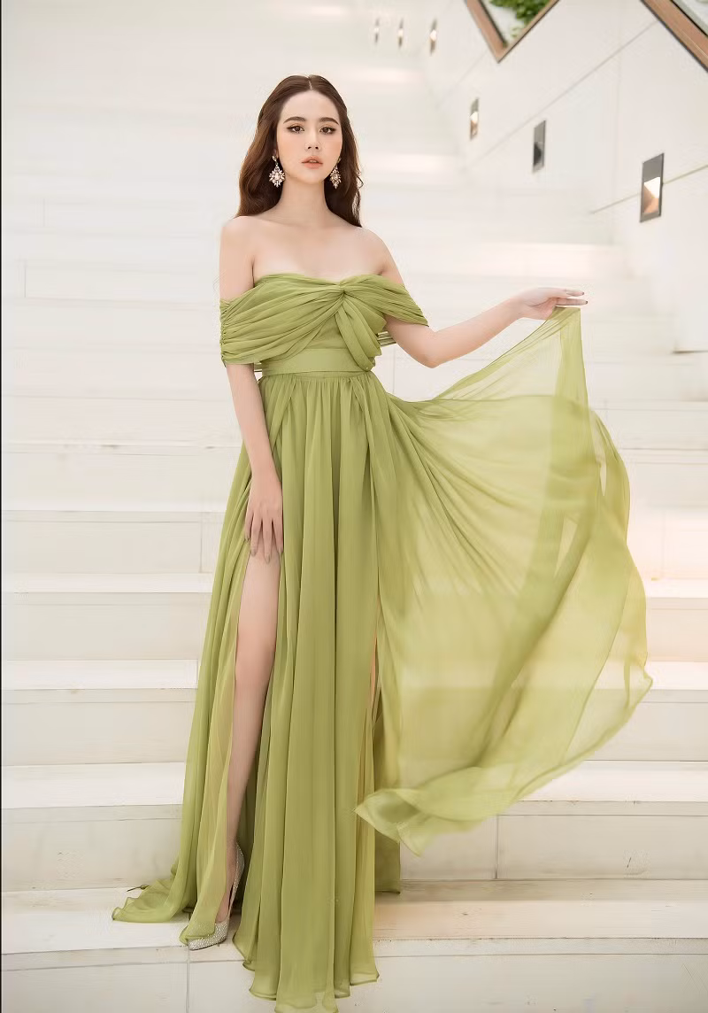 Chiếc váy trễ vai giúp nữ diễn viên "Thương ngày nắng về" khoe trọn bờ vai trần quyến rũ. Phần cắt xẻ ở thân váy còn giúp cô phô diễn đôi chân dài.