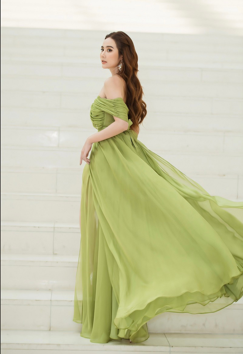 Tạo hình ngọt ngào và lãng mạn của cô khiến nhiều người trầm trồ khen ngợi.