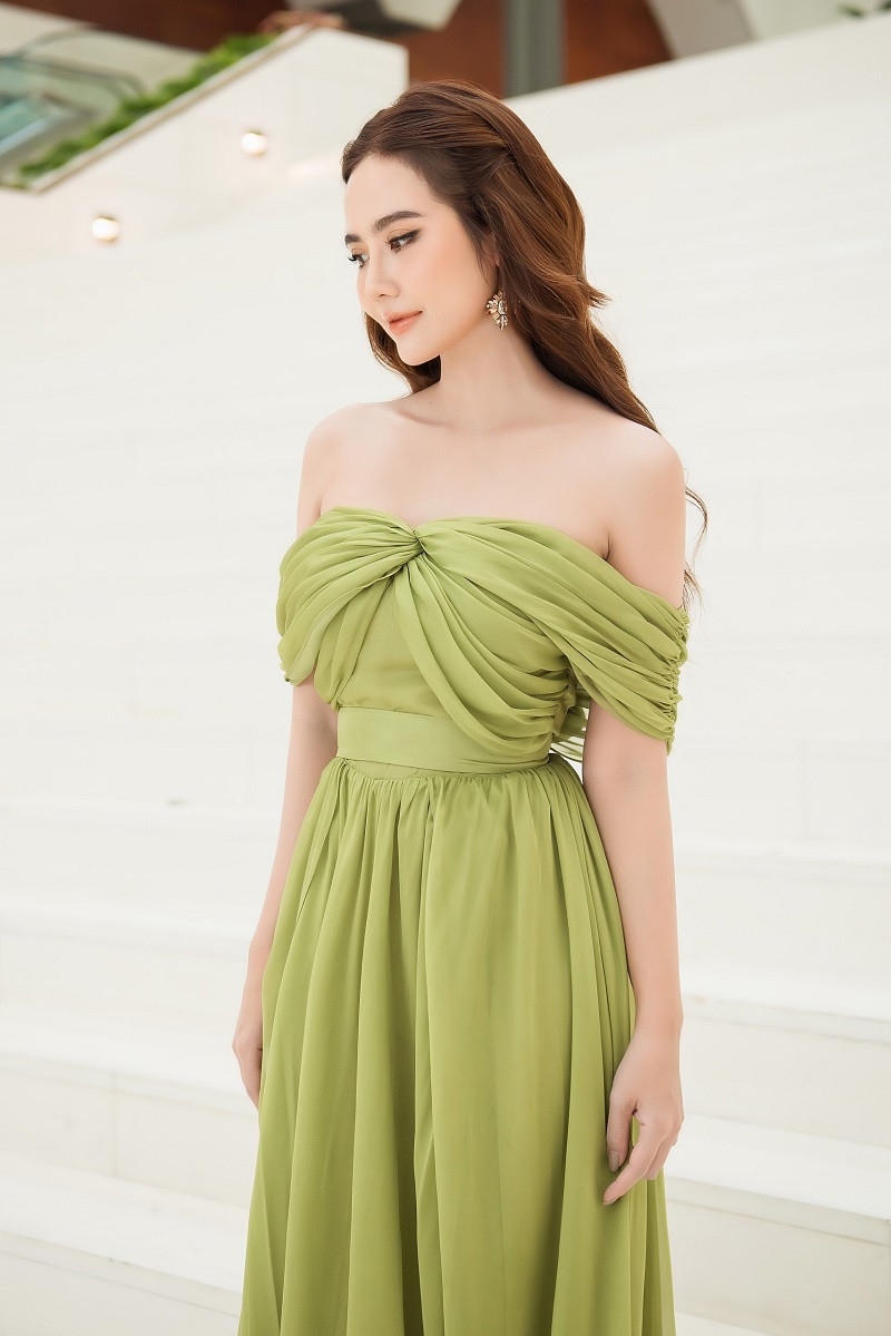 Diện thiết kế yểu điệu này, Phan Minh Huyền nối tóc dài và tạo xoăn gợn sóng cho phù hợp.