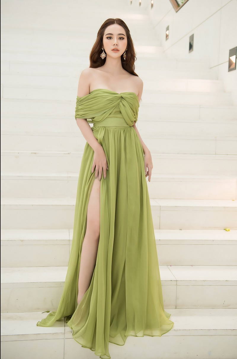 Xuất hiện trong sự kiện tại Hà Nội, nữ diễn viên Huyền Lizzie gây mê đắm với nhan sắc ngọt ngào, duyên dáng trong một thiết kế dạ hội tone xanh quyến rũ.