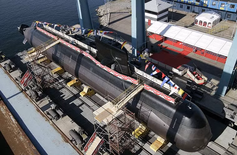 Ngoài 4 tàu ngầm lớp Challenger, Hải quân Singapore cũng đang sử dụng 2 tàu ngầm lớp Archer được mua lại từ Thụy Điển. Hai tàu ngầm được hãng Kockums chế tạo từ giữa những năm 1980, bán cho Singapore năm 2005 và được nâng cấp hiện đại hóa lớn trong 4 năm sau đó. Mãi tới tháng 12/2011 Singapore mới nhận chiếc đầu tiên RSS Archer và chiếc thứ 2 RSS Swordsman vào năm 2013.