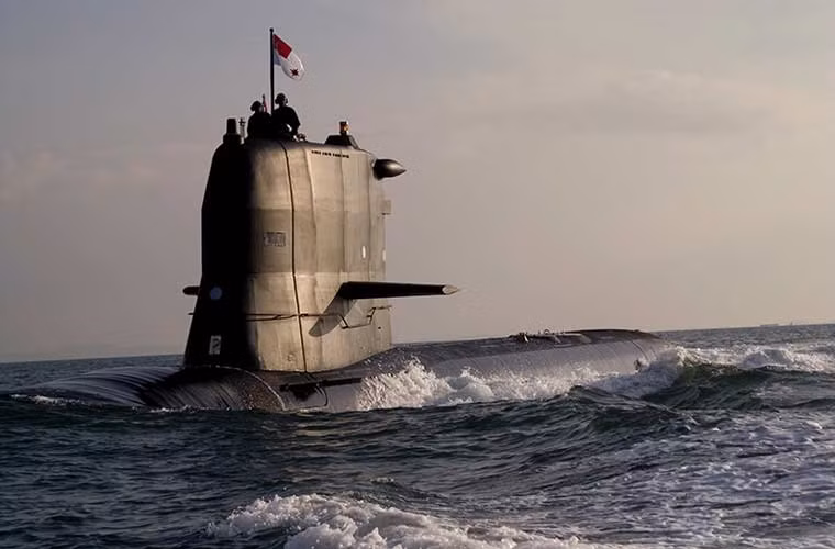 Ngoài một vài công nghệ mới ở phần vỏ ngoài chống dội âm, thông số tàu ngầm lớp Challenger không có gì quá đặc biệt. Con tàu có lượng giãn nước toàn tải khi lặn 1.400 tấn, dài 50m, rộng 6,1m, mớn nước 5,1m, thủy thủ đoàn 23-28 người.