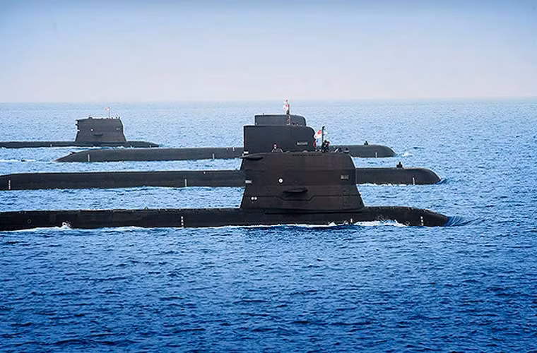 Tuy nhiên, do được đóng từ những năm 1960, nên khi được biên chế cho Hải quân Cộng hòa Singapore vào các năm 1997-2001-2004-2002 thì đều bị coi là đã lạc hậu, mặc dù chúng có trải qua các cuộc nâng cấp kéo dài 2-3 năm tại Thụy Điển. Hai tàu ngầm RSS Challenger (tên cũ HMS Sjöbjörnen) và RSS Centurion (HMS Sjöormen) trên danh nghĩa được biên chế cho Hải quân Singapore vào năm 1997 và 2004, nhưng thực tế chúng đều đã có tuổi đời lần lượt là 46 năm và 47 năm.