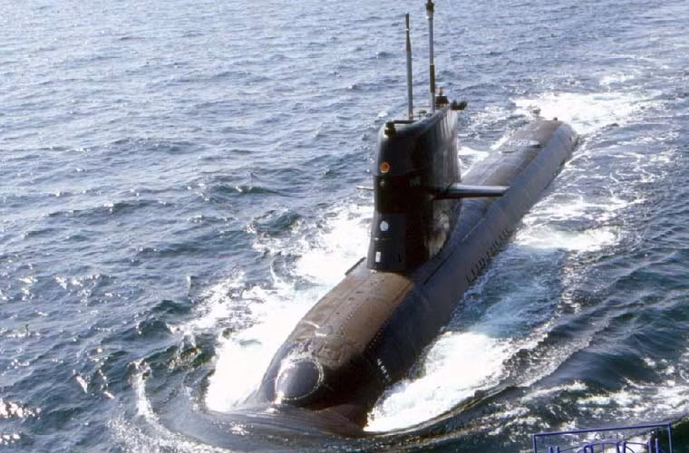 Tàu được trang bị 2 động cơ diesel và một động cơ điện ASEA cho tốc độ khi lặn 37km/h, khi nổi là 28km/h, lặn sâu tối đa chỉ 150m kém xa so với tàu ngầm Kilo 636 của Việt Nam hay là tàu ngầm Type 209 của Indonesia.